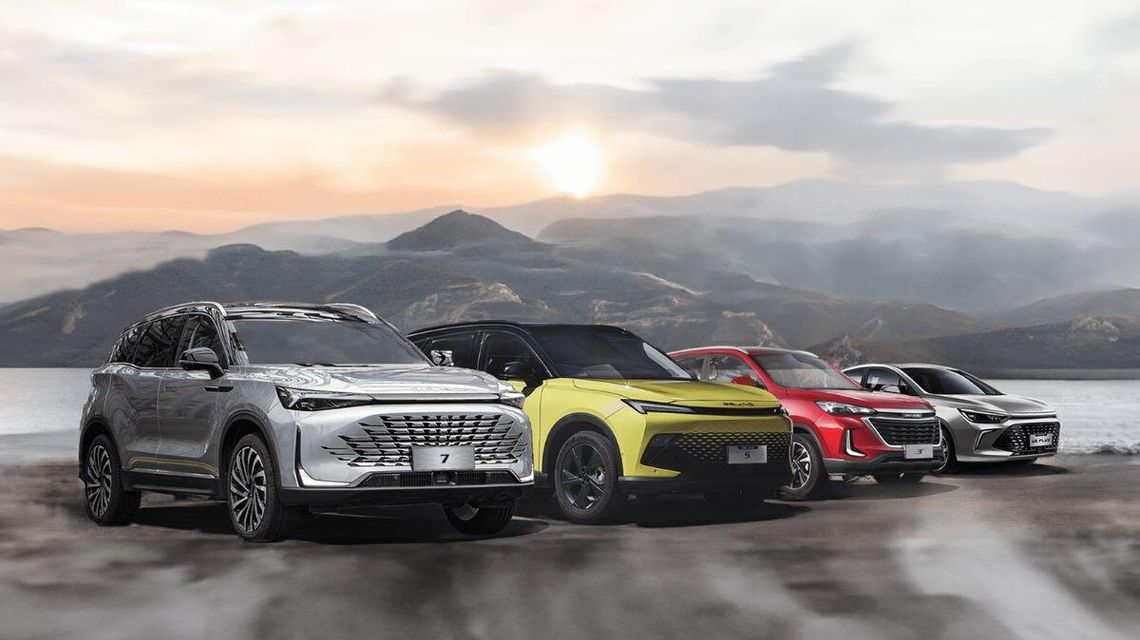 Już wkrótce otwarcie nowego Salonu Samochodowego marki BAIC zdjęcie przedstawia cztery stojące obok siebie samochody, w tle jezioro i góry