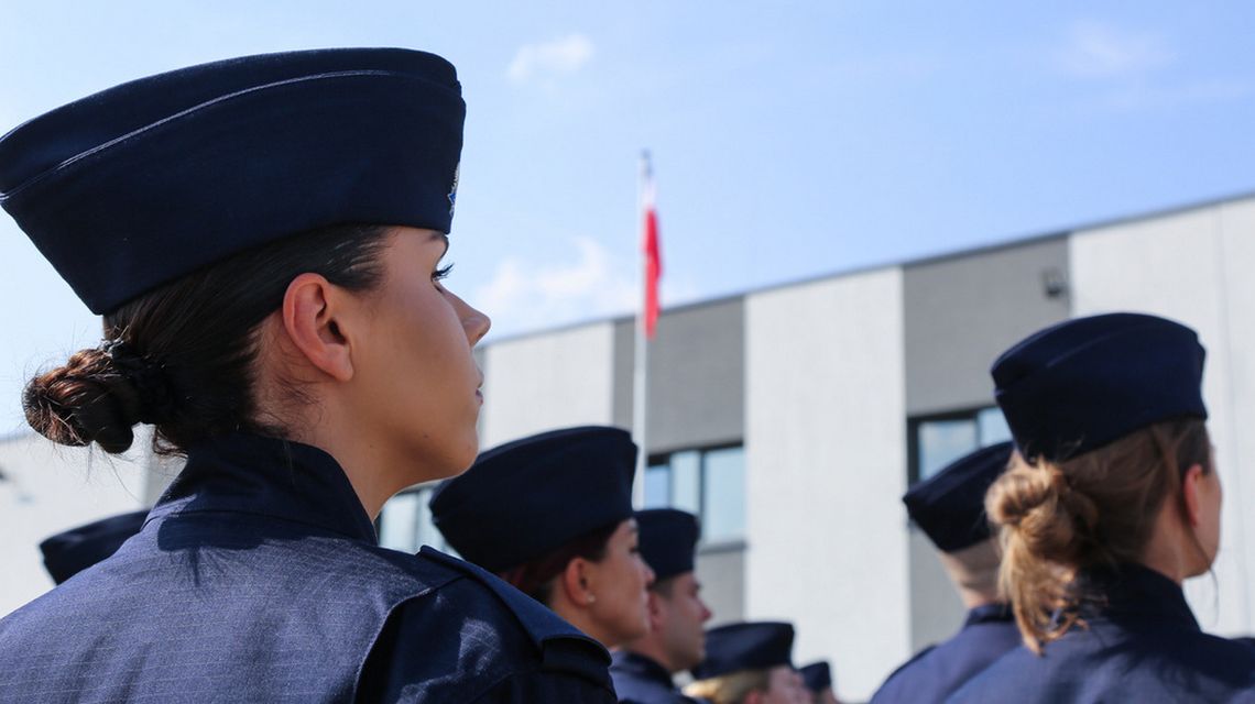 Policjantka podczas ślubowania w Komendzie Wojewódzkiej Policji w Krakowie