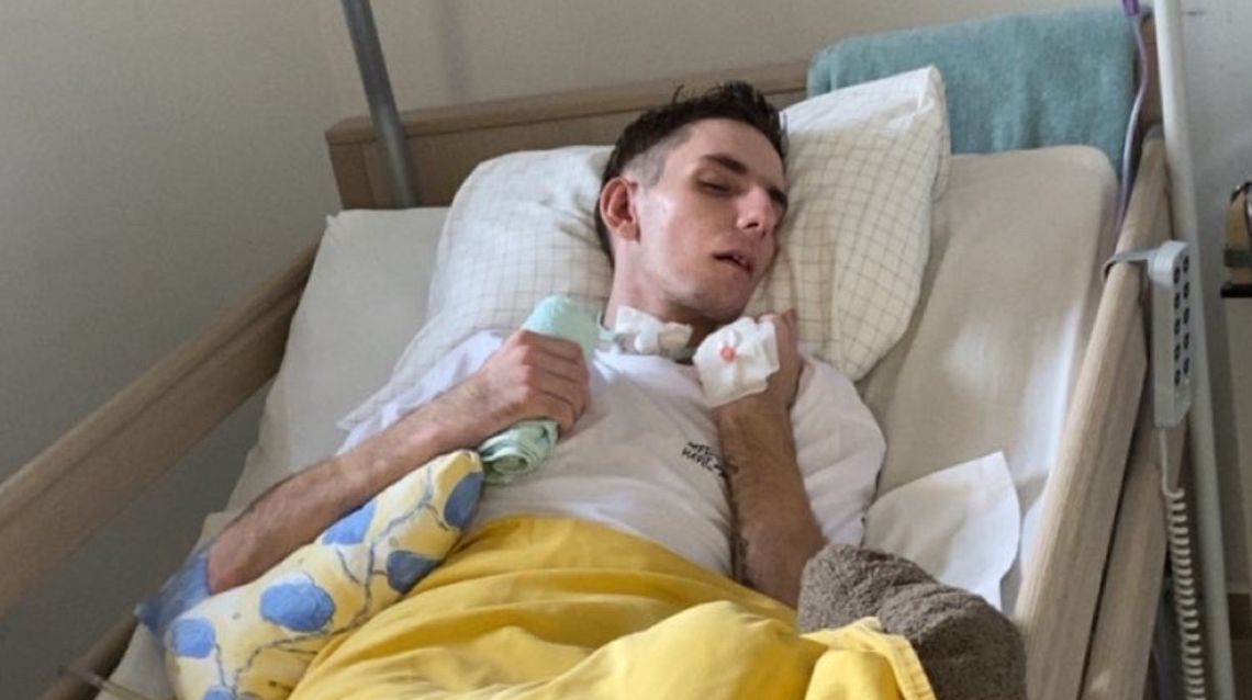 zdjęcie przedstawia poszkodowanego i chorego chłopaka