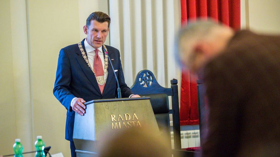 Kadencyjność burmistrzów pod znakiem zapytania. Co oznacza to dla Gorlic? zdjęcie przedstawia mężczyznę w garniturze pod krawatem przemawiającego z mównicy