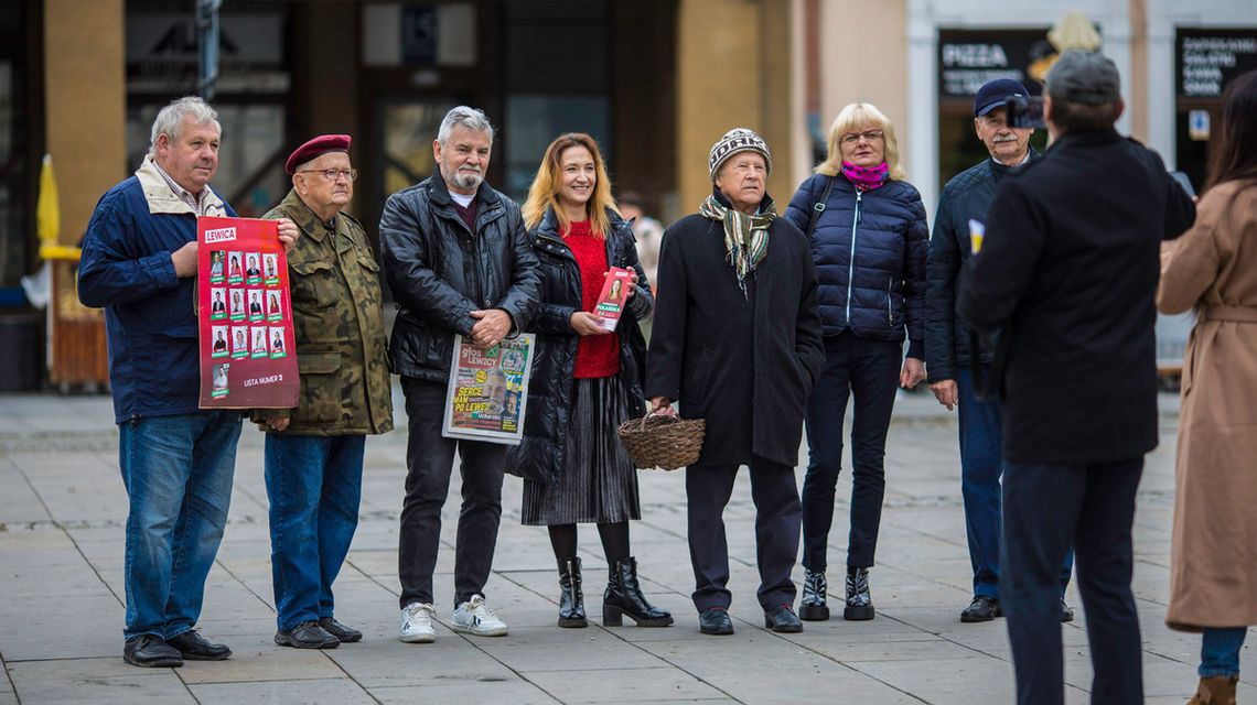 Kandydaci do Sejmu RP stojący na gorlickim Rynku