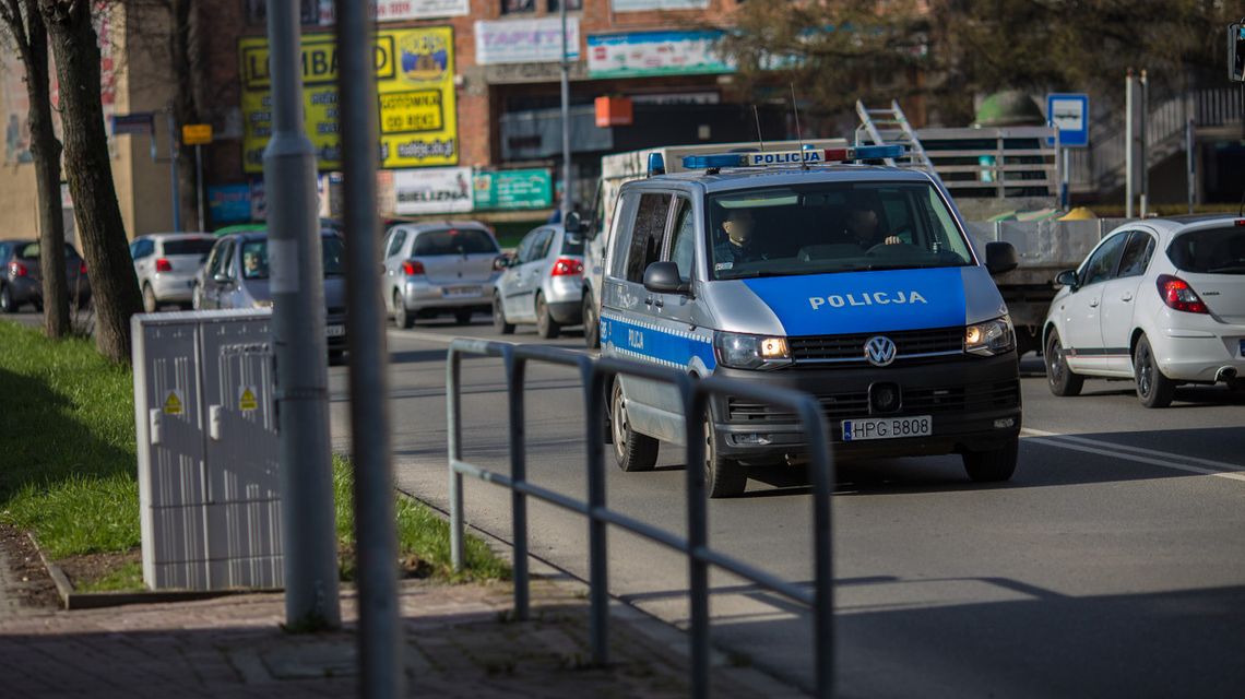 radiowóz policji na drodze w Gorlicach