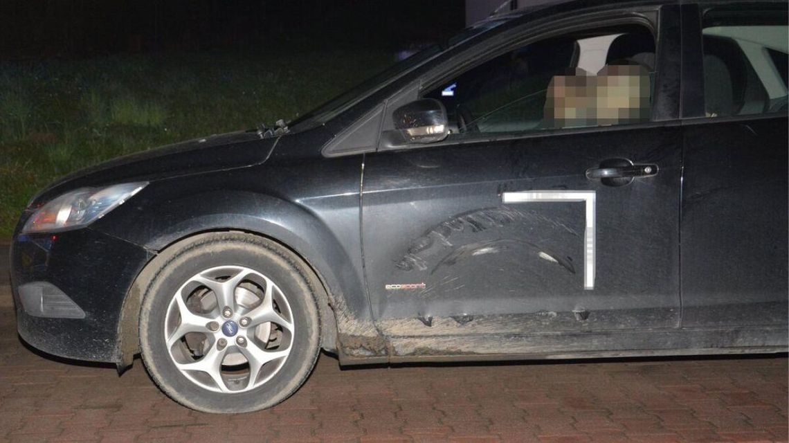 Kierowca celowo doprowadził do zderzenia, bo „chciał porozmawiać”. A to był dopiero początek... Zdjęcie przedstawia samochód z wgnieceniem blachy