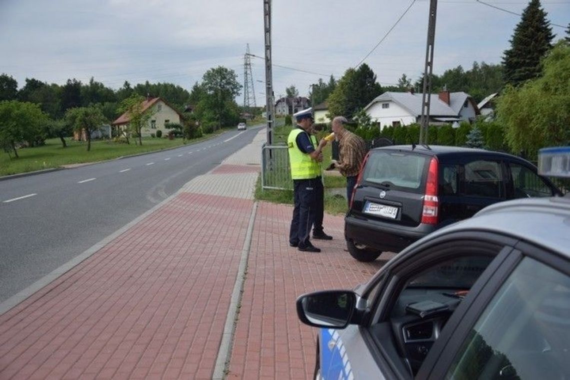 Kierowca przesiadł się na skrzyżowaniu z pasażerką. Może być pijany.