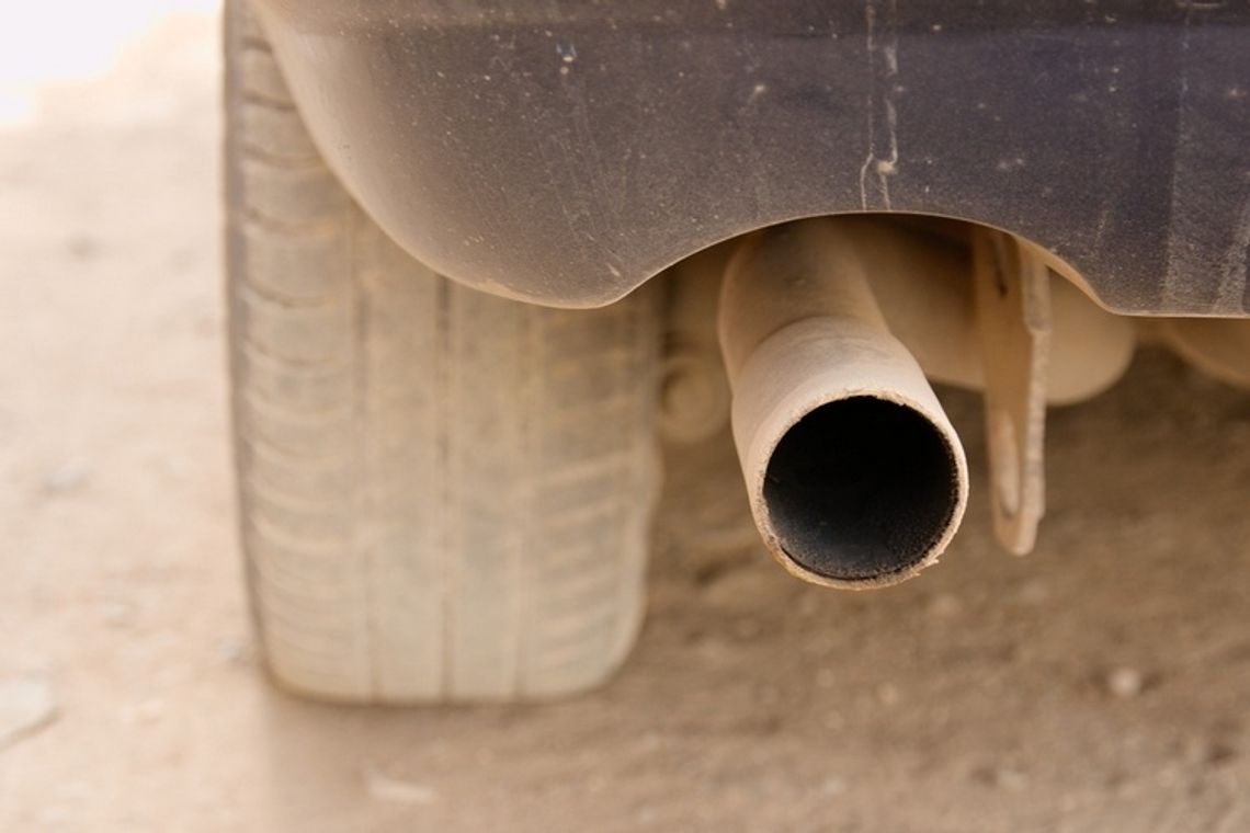Kierowco. Czy wiesz, co wydostaje się z rury wydechowej twojego samochodu?