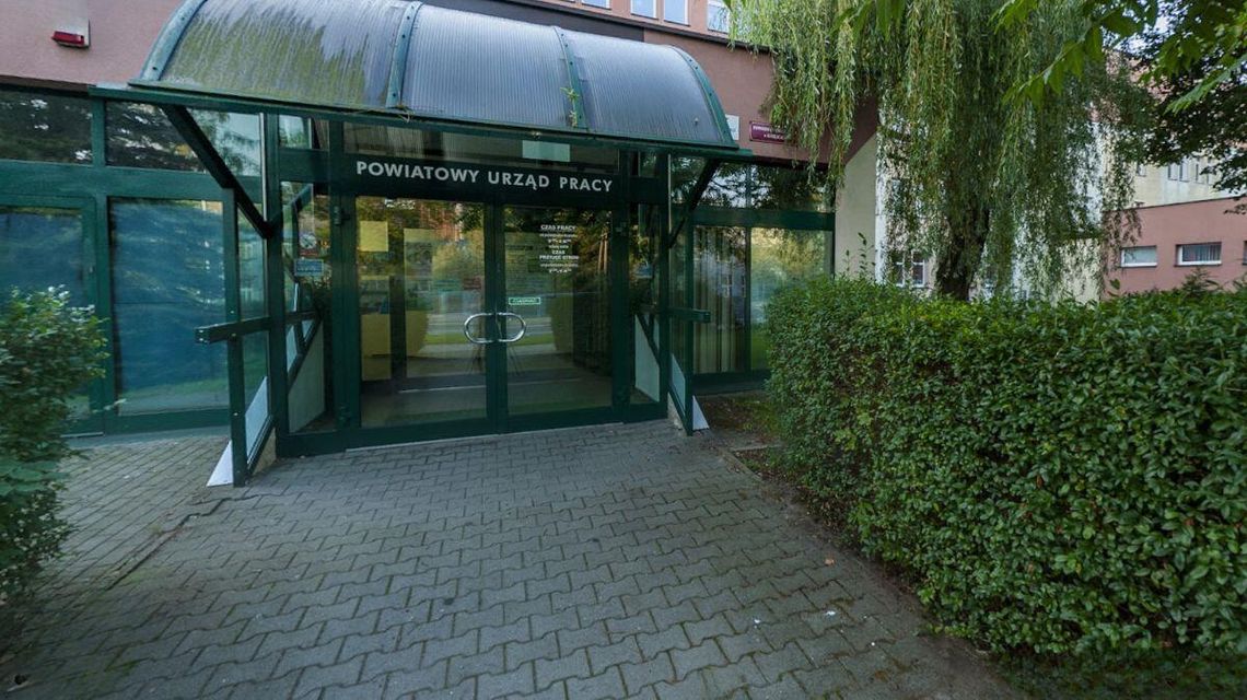 zdjęcie przedstawia wejście do urzędu pracy w gorlicach