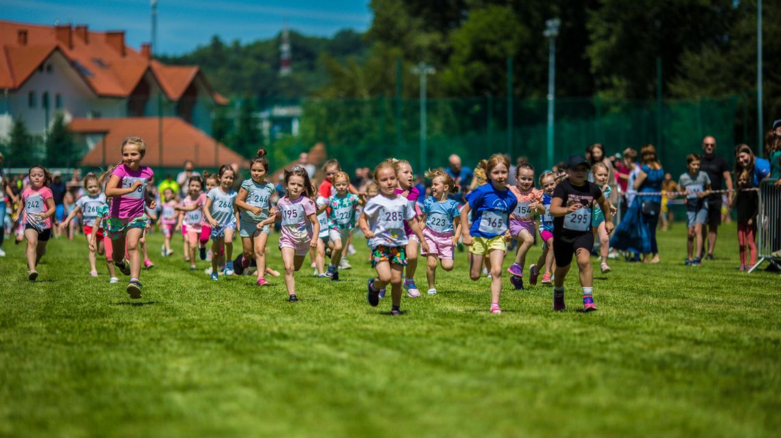 Kilkuset młodych biegaczy na Mini Biegu Naftowym [FOTO]