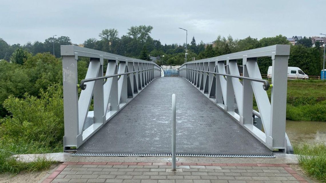 zdjęcie przedstawia kładkę pieszo rowerową