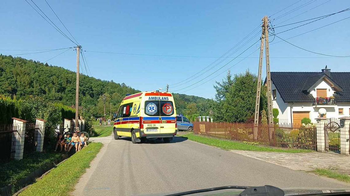 karetka pogotowia stojąca na drodze