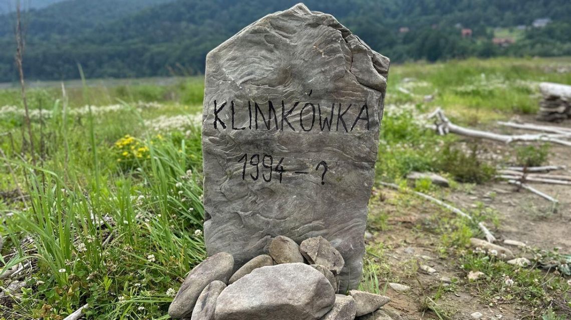 zdjęcie przedstawia kamień na którym pisze klimkówka 1994-?