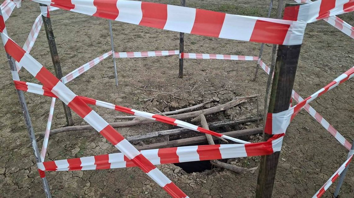 Klimkówka odsłania kolejne tajemnice. Głęboka studnia, dawny cmentarz i ludzkie szczątki taśmy rozwieszone na słupkach wokół dużej dziury w ziemi