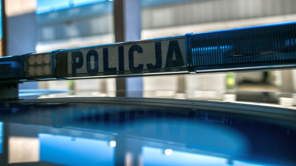 panel świetlny na dachu radiowozu z napisem policja