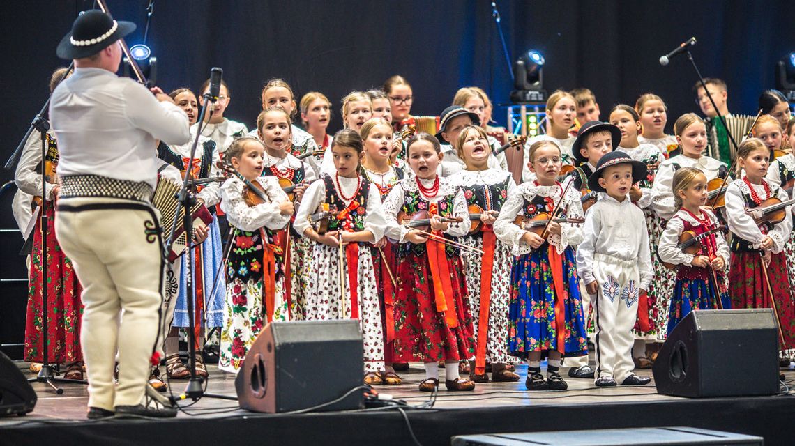 zdjęcie przedstawia dzieci w strojach góralskich na scenie