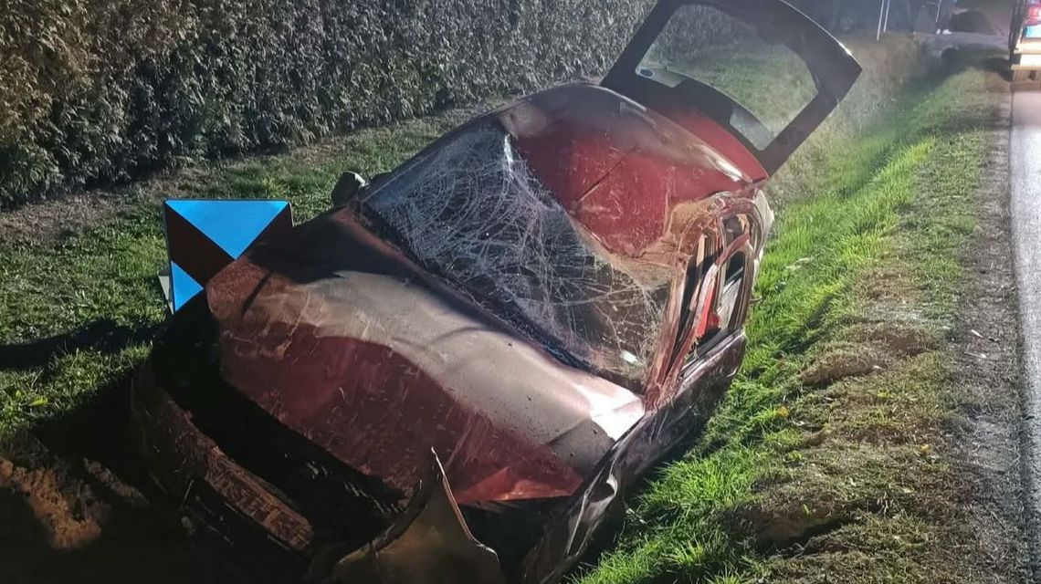zniszczony pojazd w rowie