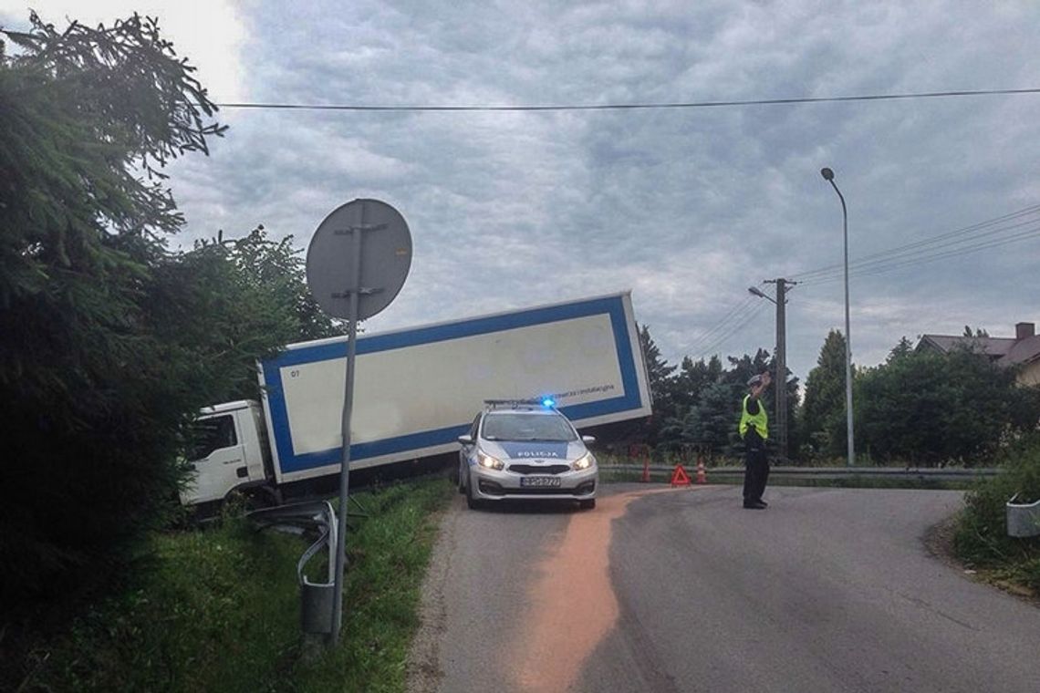 Kobylanka. Dostawczak „zaparkował” w rowie.