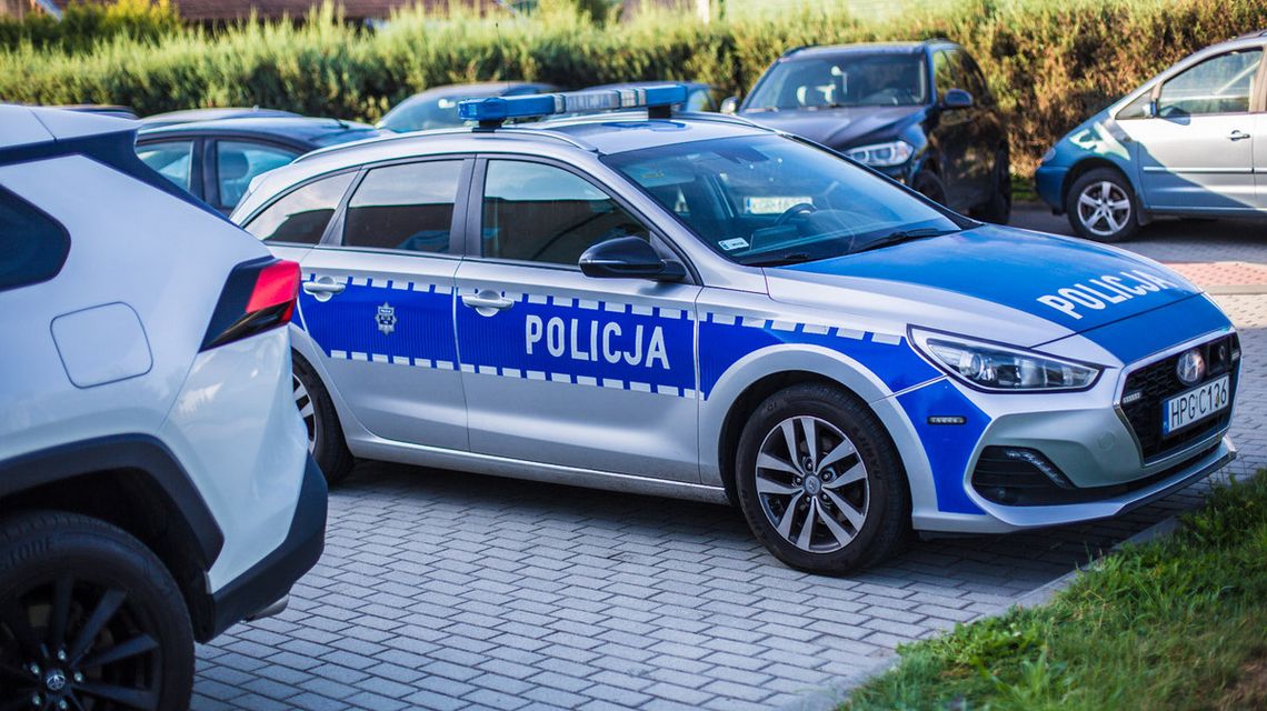Kobylanka. Pomimo dwóch zakazów dalej jeździł po pijaku. Drogowy recydywista radiowóz policyjny z gorlic stojący na parkingu między innymi samochodami