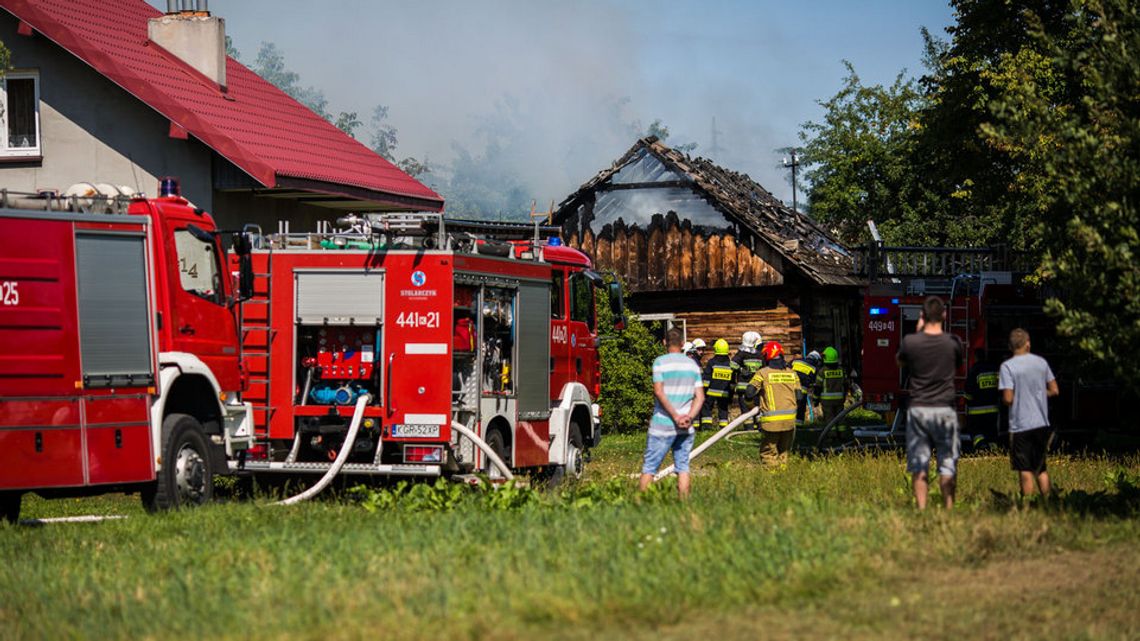 Kobylanka. Pożar drewnianego budynku blisko centrum miejscowości [FOTO/VIDEO]