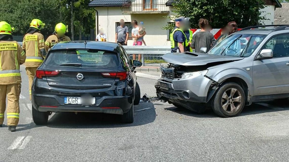 strażacy przy rozbitych samochodach na skrzyżowaniu w Kobylance koło krzyża