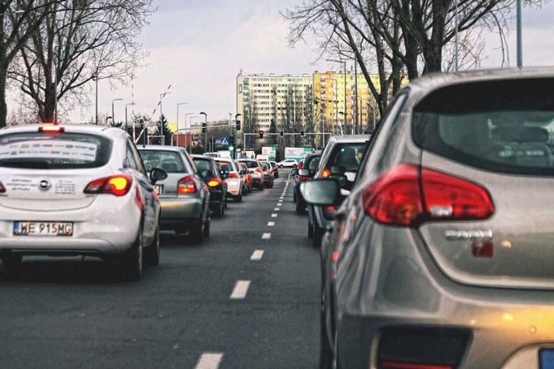 Kolejki długie, ale auto chce mieć każdy