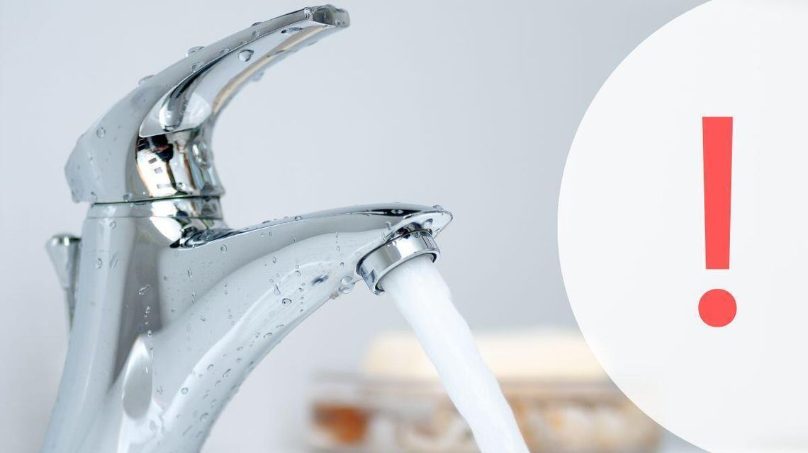 Utrudnienia w dostępie do wody na terenie całego miasta Zdjęcie przedstawia kran z wodą