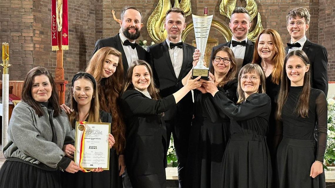 zdjęcie przedstawia grupę osób na schodach