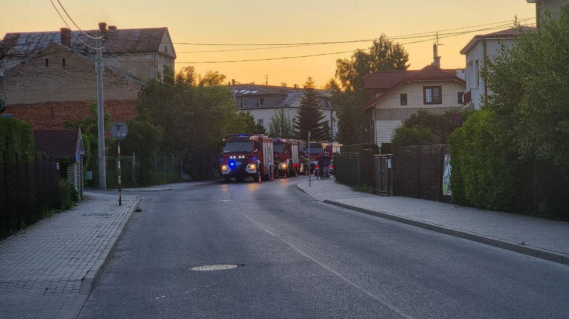 Dym wydobywający się z pustostanu na ul. Szpitalnej w Gorlicach