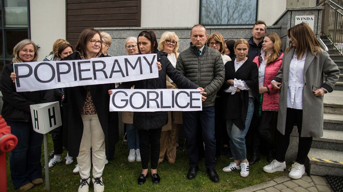 Kolejny protest w ZUS-ie. Gorlicki oddział jednoczy się z negocjatorami zdjęcie przedstawia grupę osób stojących przed budynkiem gorlickiego ZUS-u