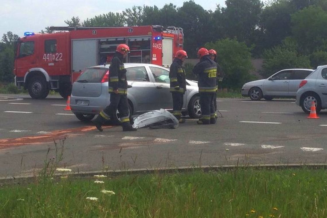 Kolizja dwóch osobówek na Bieckiej. W jednym z samochodów podróżowało małe dziecko. AKTUALIZACJA