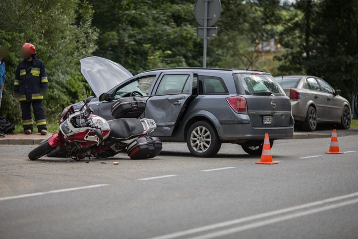 Kolizja motocykla i osobówki w Szymbarku. Jedna osoba poszkodowana (aktualizacja)