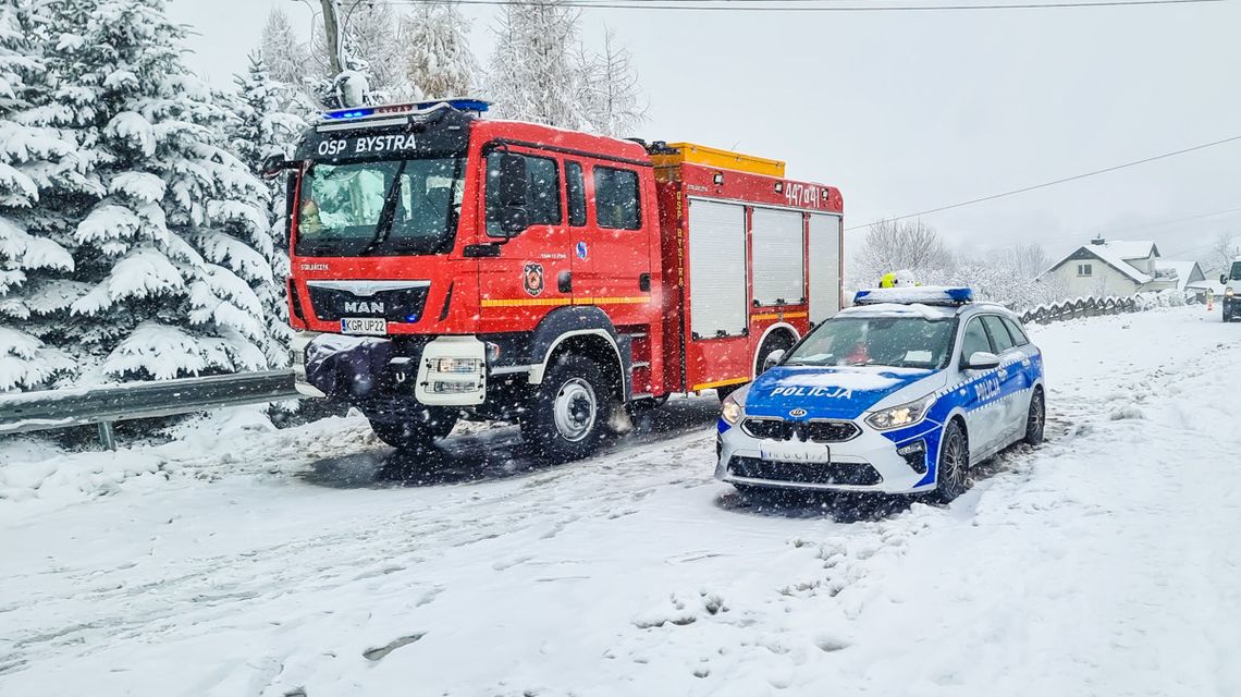 zdjęcie przedstawia policyjny radiowóz i wóz straży pożarnej