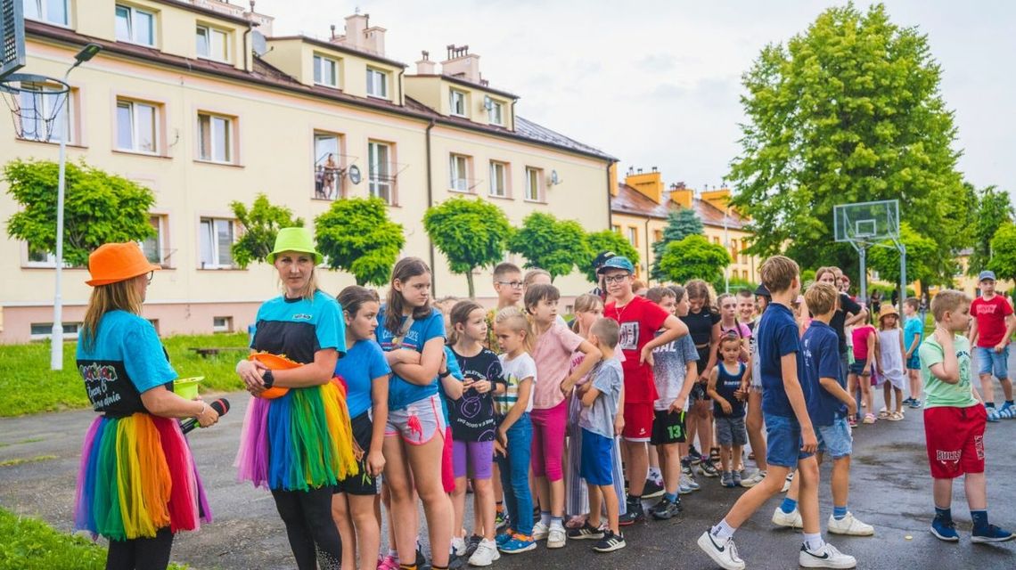 Dzieci podczas zabawy z okazji Dnia Dziecka na Osiedlu Górnym