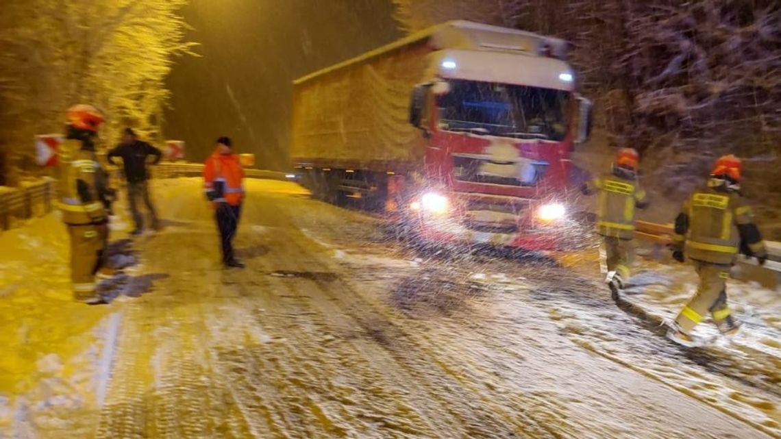 Konary spadały na auta, kilku kierowców skończyło jazdę w rowie