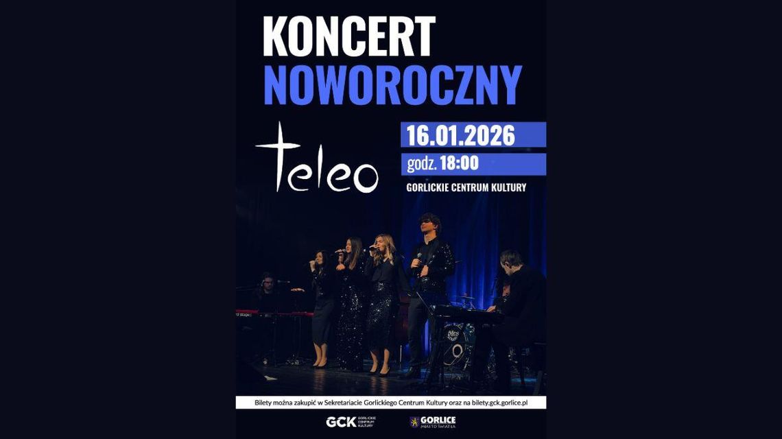 zdjęcie przedstawia osoby śpiewające na scenie