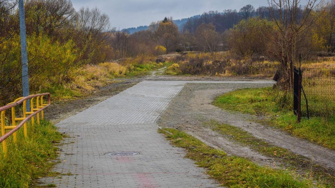 Zdjęcie przedstawia ścieżkę, chodnik po remoncie