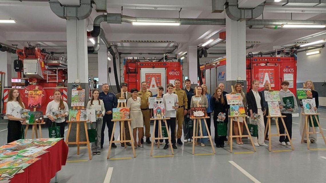Konkurs „Nie wypalaj traw” rozstrzygnięty. Młodzież promowała ochronę przyrody i bezpieczeństwo zdjęcie przedstawia laureatów konkursu