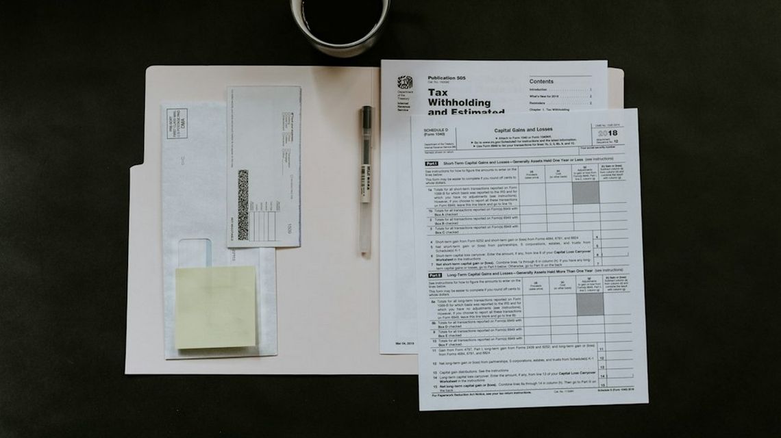 Korekta faktury w KSeF – jak wystawić fakturę korygującą po wejściu systemu kartki w teczce, obok długopis i kubek na biurku