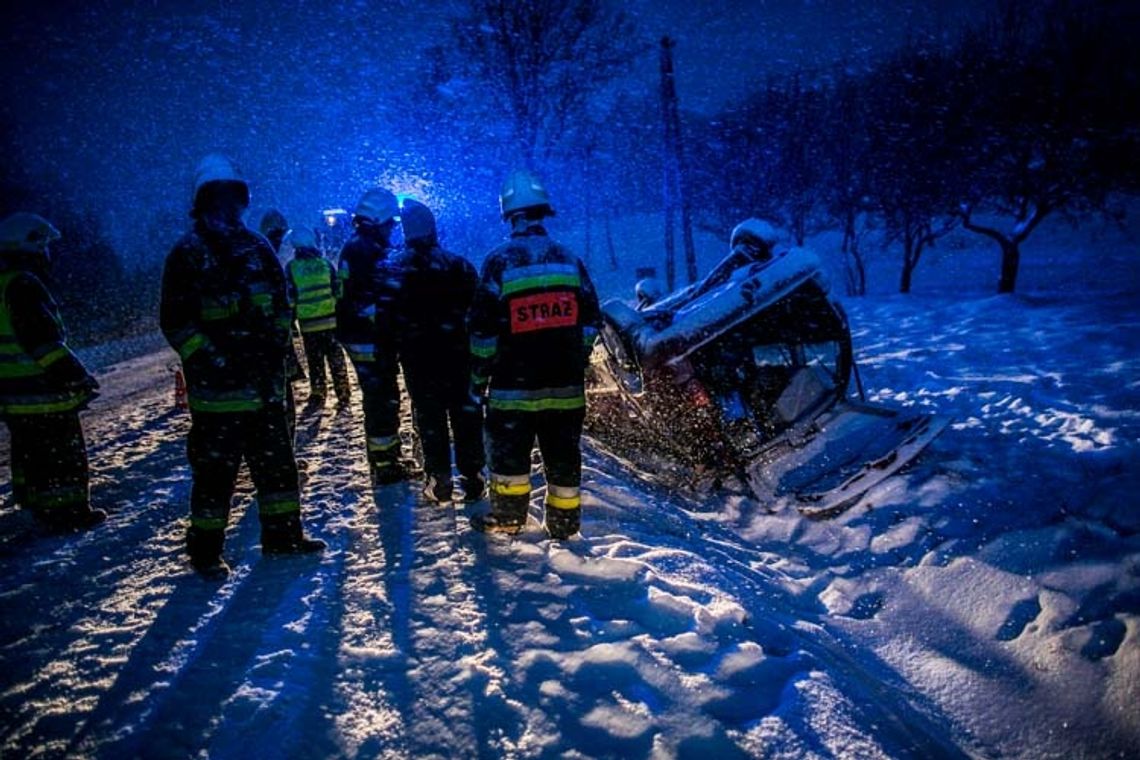 Koszmarne warunki na drogach. Samochód na dachu w rowie.