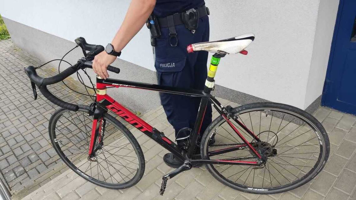 Kradzież roweru w Bieczu. Policjanci szybko ustalili sprawców policjant prowadzący rower po chodniku