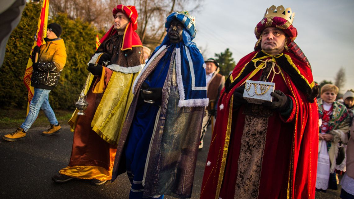 Trzej Królowie przeszli z Dominikowic do Kobylanki [FOTO]