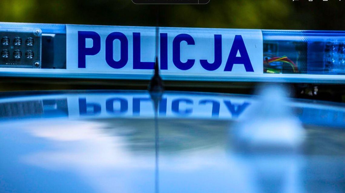 Kronika policyjna powiatu gorlickiego. Ostatnie dni to poważne zdarzenia na drogach i w internecie Policyjny radiowóz kogut na dachu