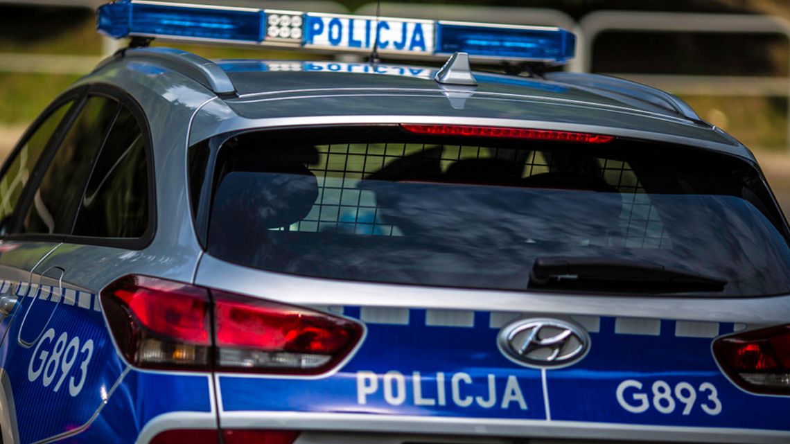 Kronika policyjna. Wypadek motocyklisty, kolizje i nietrzeźwi kierowcy. Jeden z nich miał coś „ekstra” policyjny radiowóz widziany od strony klapy bagażnika