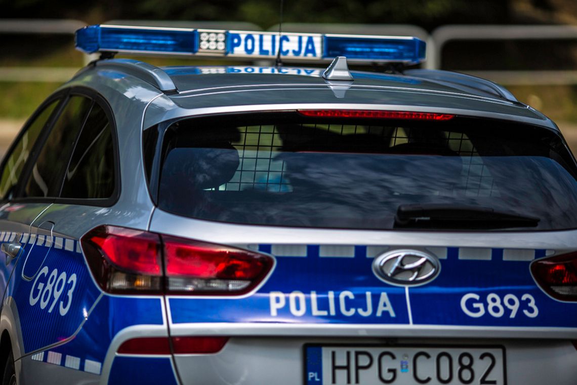 zdjęcie przedstawia policyjny radiowóz