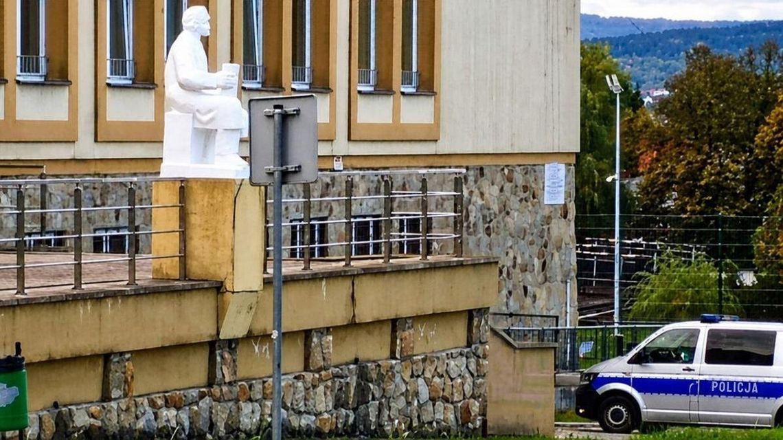 „Krwawy piątek” w gorlickich szkołach. Policja uspokaja i patroluje okolice placówek policja pilnująca wejscia do budynku szkoły na górce w gorlicach