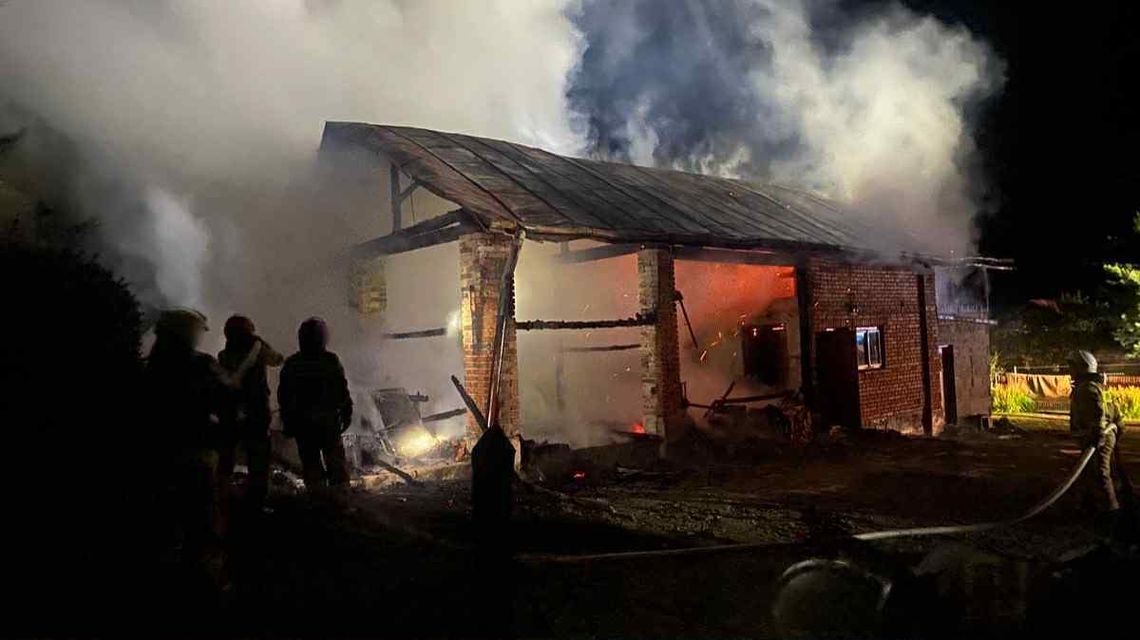 zdjęcie przedstawia spaloną stodołę