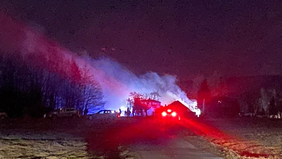 Kryg. Pożar budynku gospodarczego. Na miejscu 12 zastępów straży pożarnej [FOTO/VIDEO]