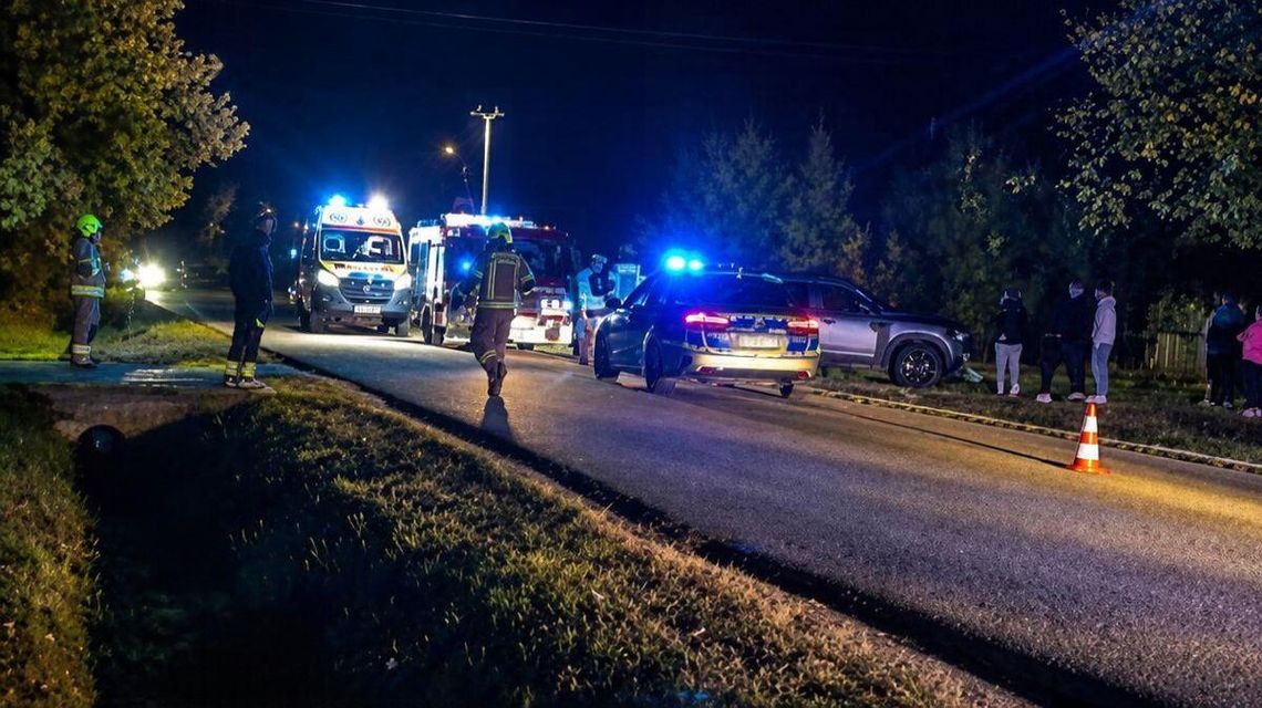 samochody policji, straży pożarnej i karetki na ulicy