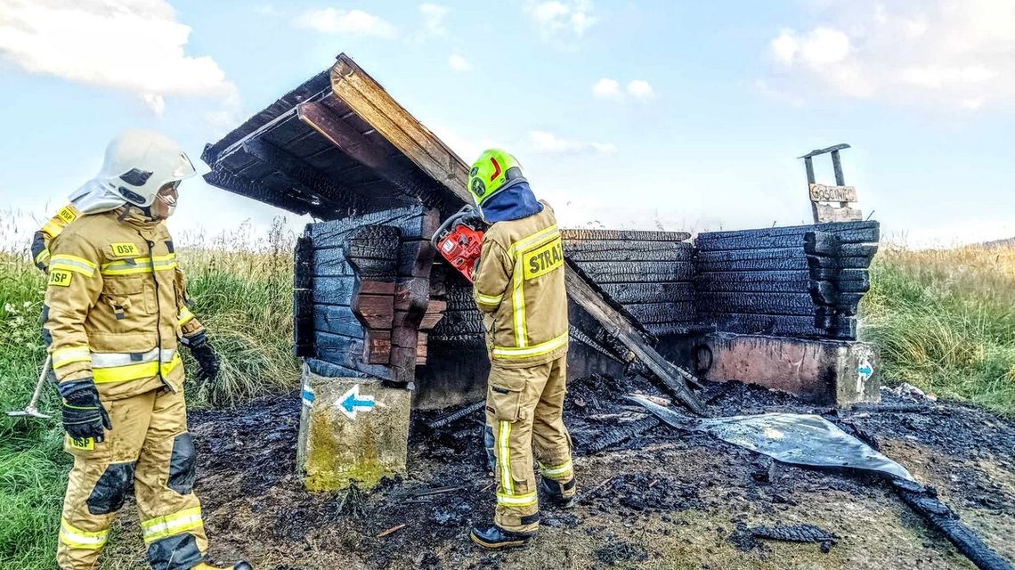 spalony przystanek drewniany w Krzywej strażacy tną spalone belki