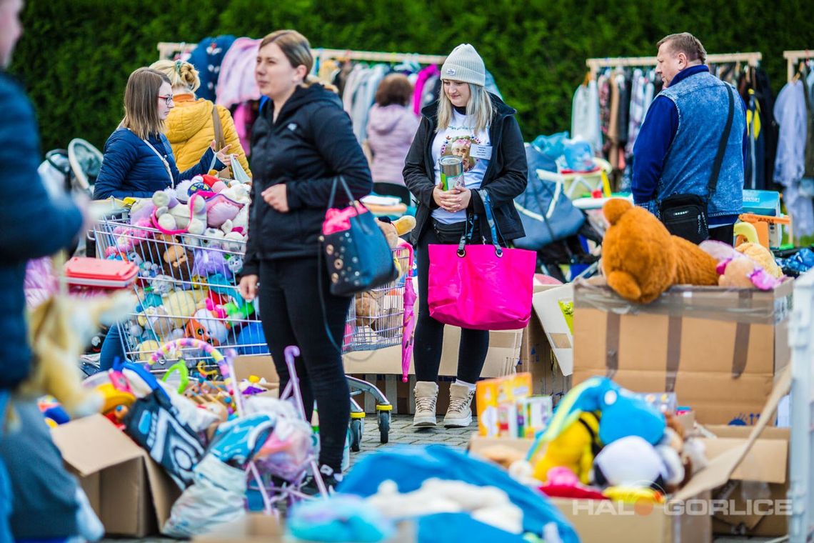 kobieta z puszką podczas akcji charytatywnej na jarmarku pogórzańskim w gorlicach