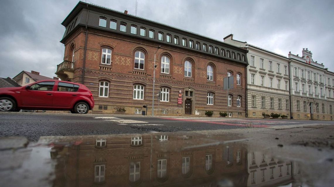 Kto tu robi „minikampanię” przy włączonej kamerze? zdjęcie przedstawia budynek z cegły przy ulicy