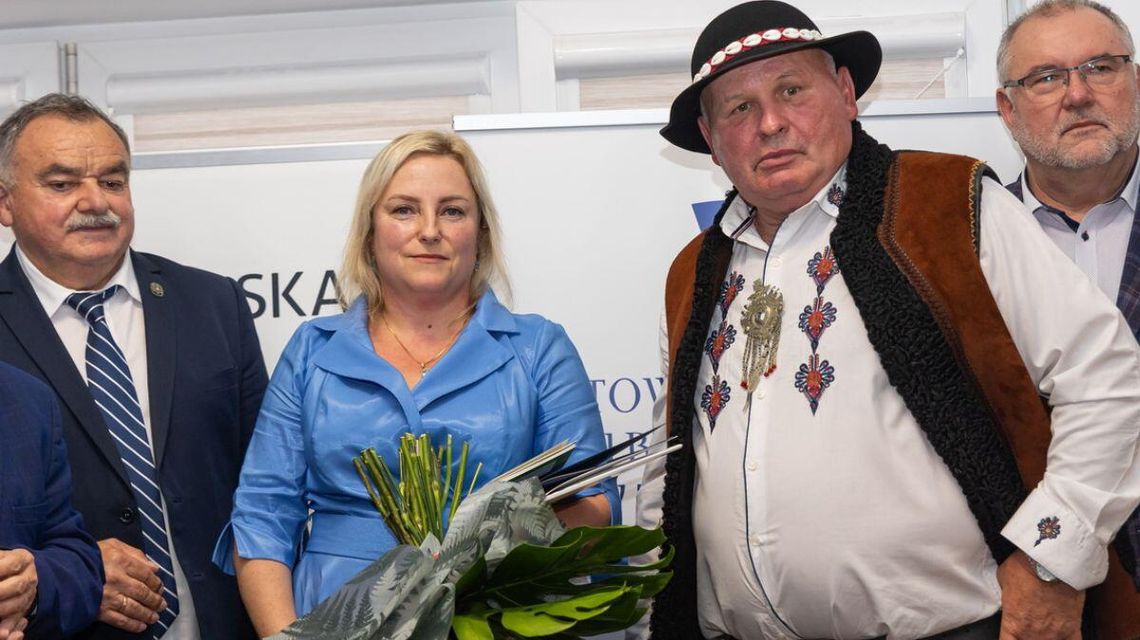 Zdjęcie przedstawia wręczenie nagrody dla najlepszego Sołtysa